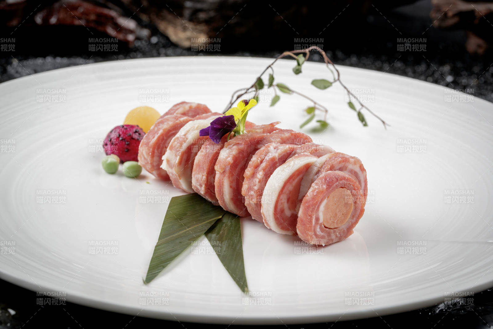 圓形磁盤裝的培根香腸卷-攝影圖