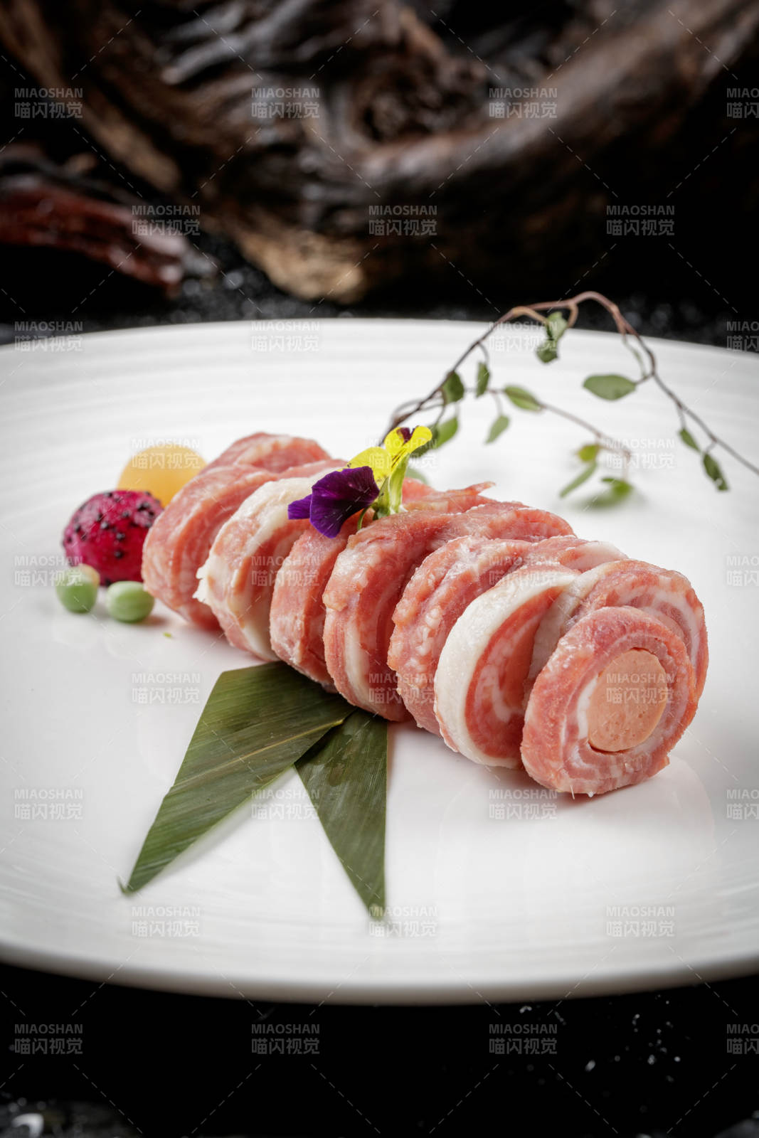 圓形磁盤裝的培根香腸卷-攝影圖