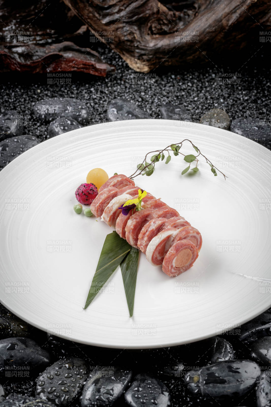 圓形磁盤裝的培根香腸卷