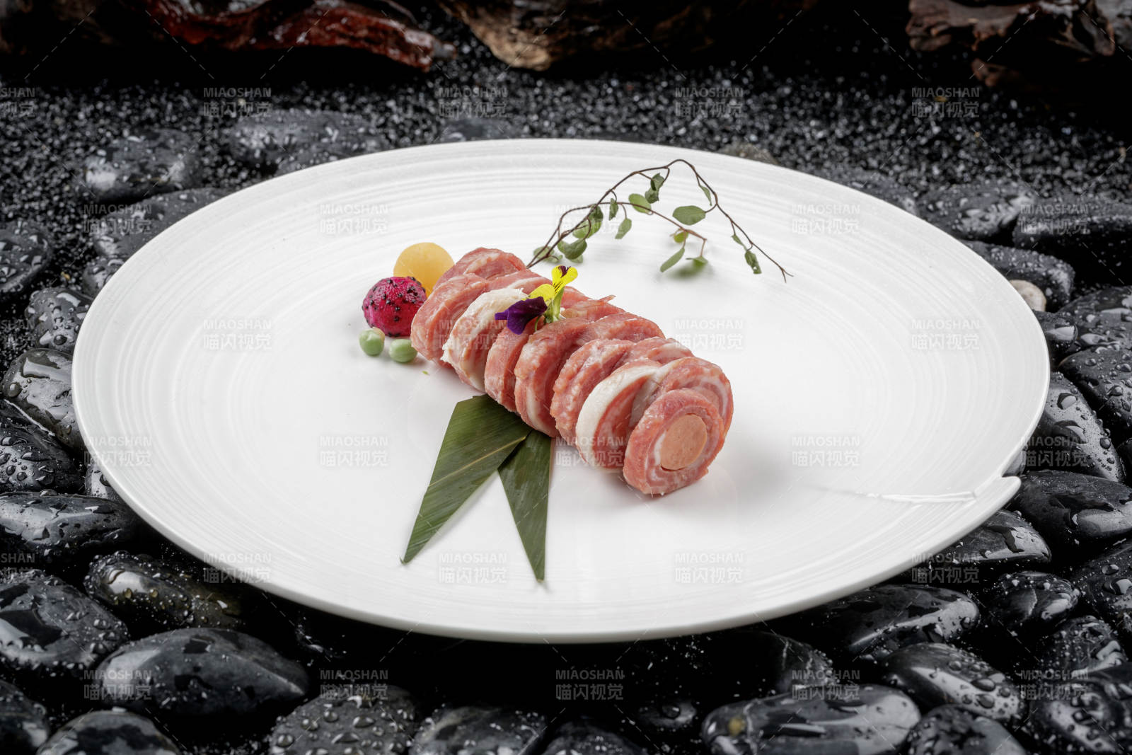 圓形磁盤裝的培根香腸卷-攝影圖