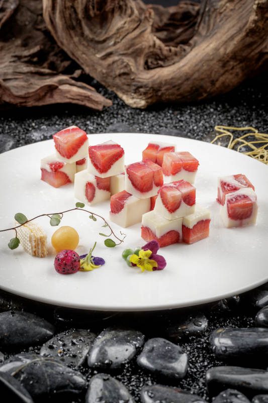 圆形磁盘装的奶香草莓冻