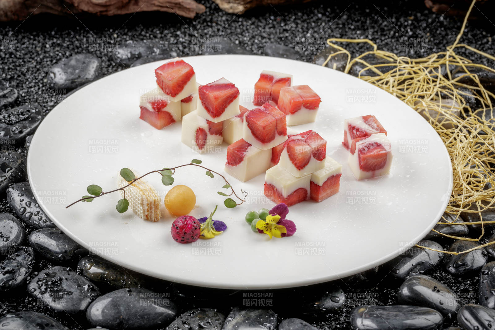 圓形磁盤裝的奶香草莓凍