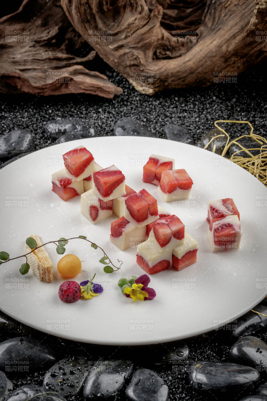 圓形磁盤裝的奶香草莓凍