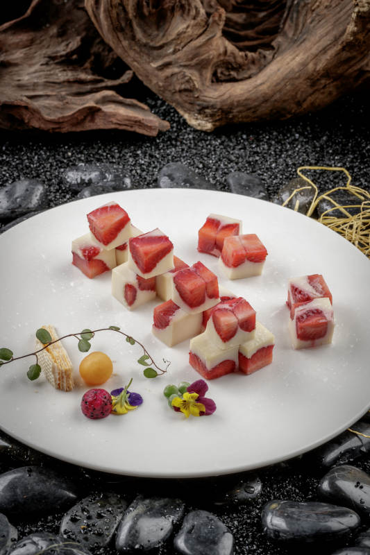 圆形磁盘装的奶香草莓冻