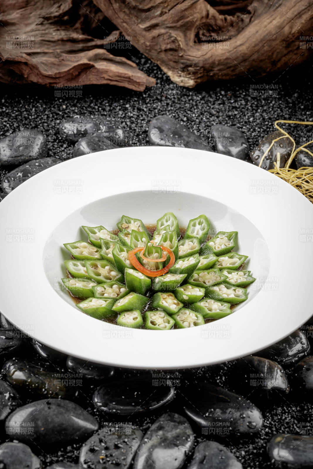 圓形磁盤裝的撈汁秋葵