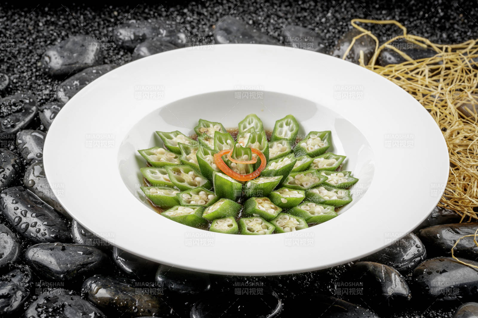 圓形磁盤裝的撈汁秋葵