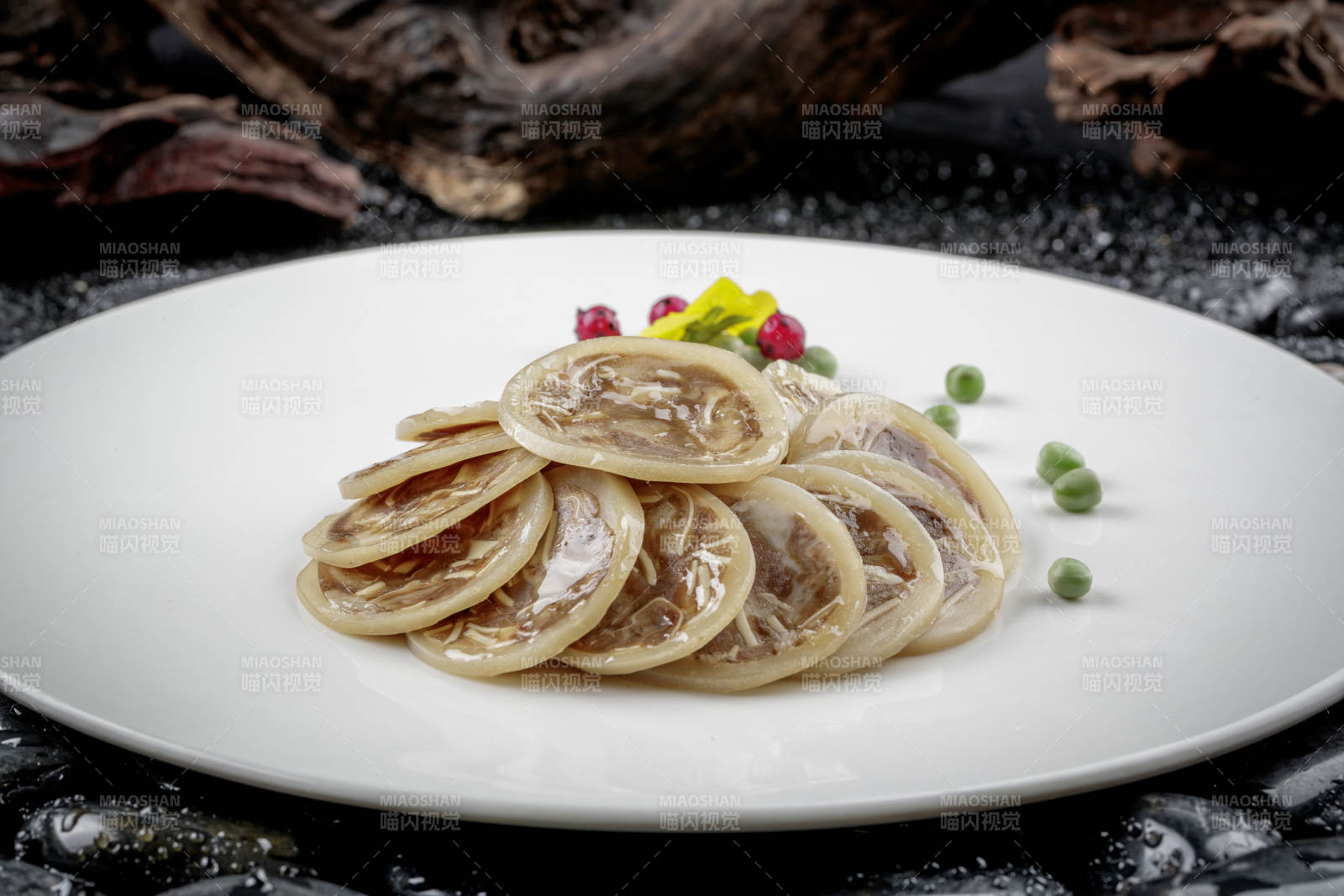 圆形磁盘装的鱿鱼酿猪耳