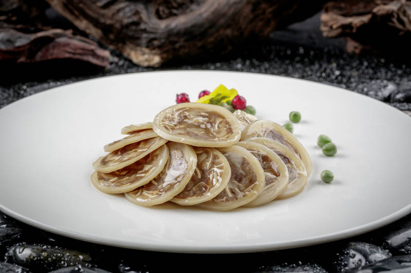 圆形磁盘装的鱿鱼酿猪耳