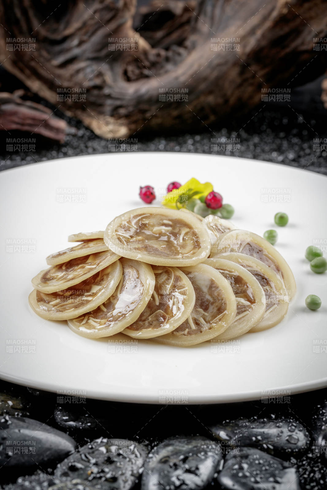 圆形磁盘装的鱿鱼酿猪耳