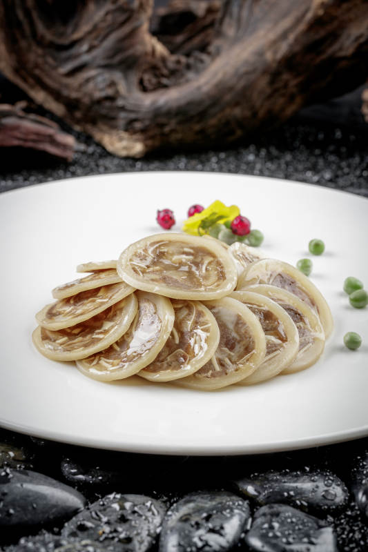 圆形磁盘装的鱿鱼酿猪耳