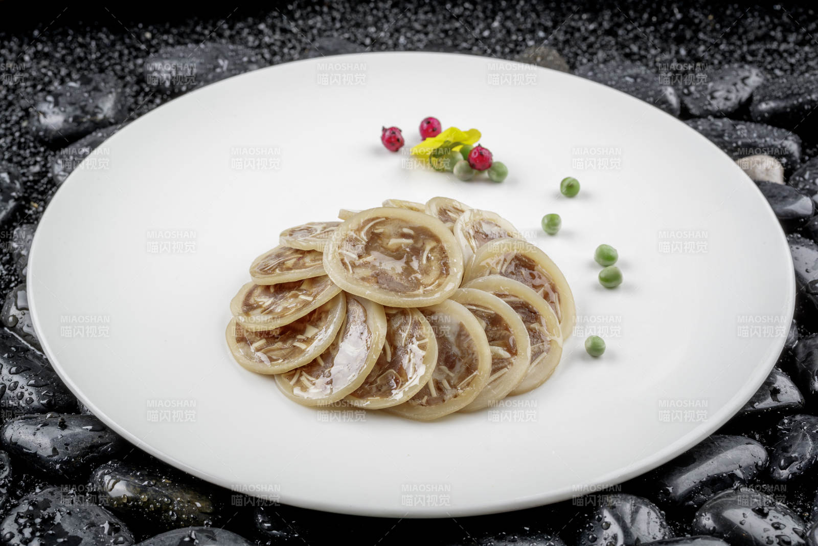 圆形磁盘装的鱿鱼酿猪耳