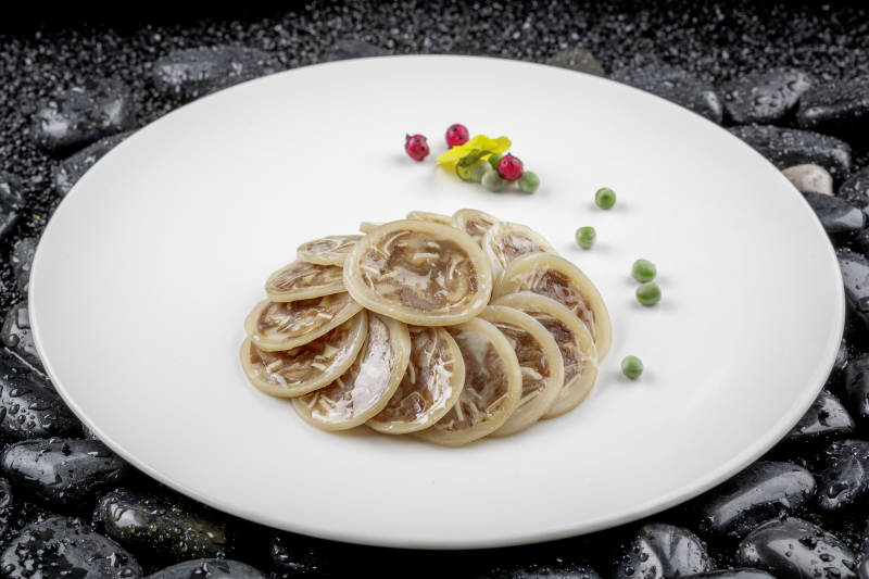 圆形磁盘装的鱿鱼酿猪耳