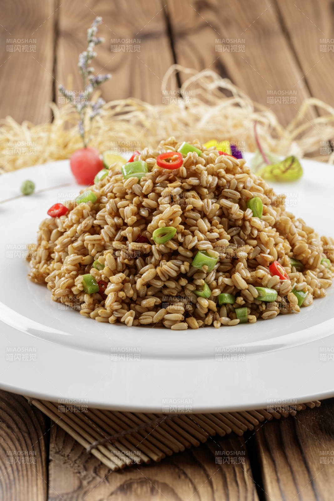 圓盤裝的小米椒薏米仁炒飯