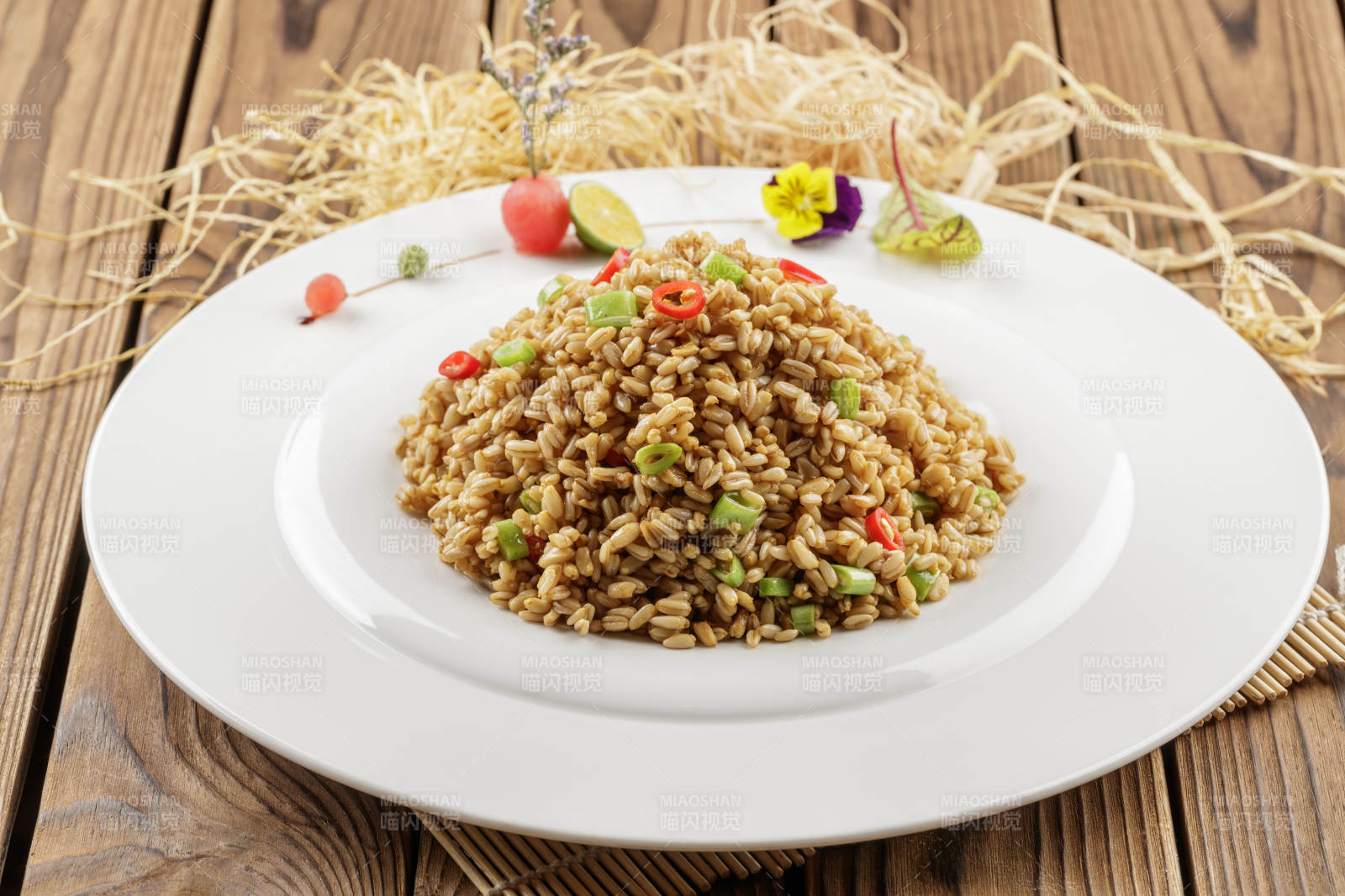 圓盤(pán)裝的小米椒薏米仁炒飯