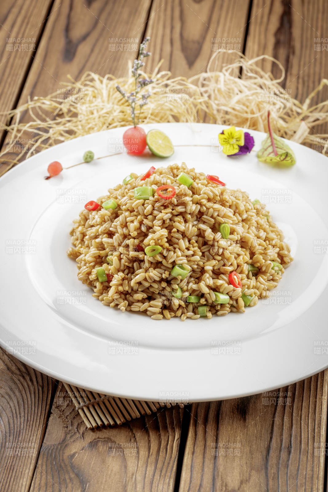 圓盤裝的小米椒薏米仁炒飯
