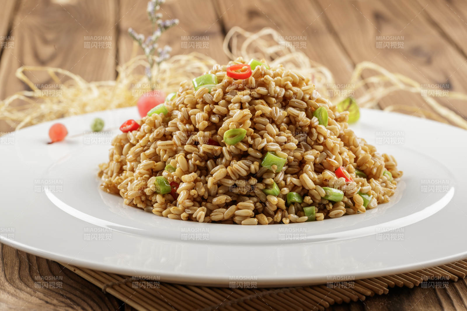 圓盤裝的小米椒薏米仁炒飯