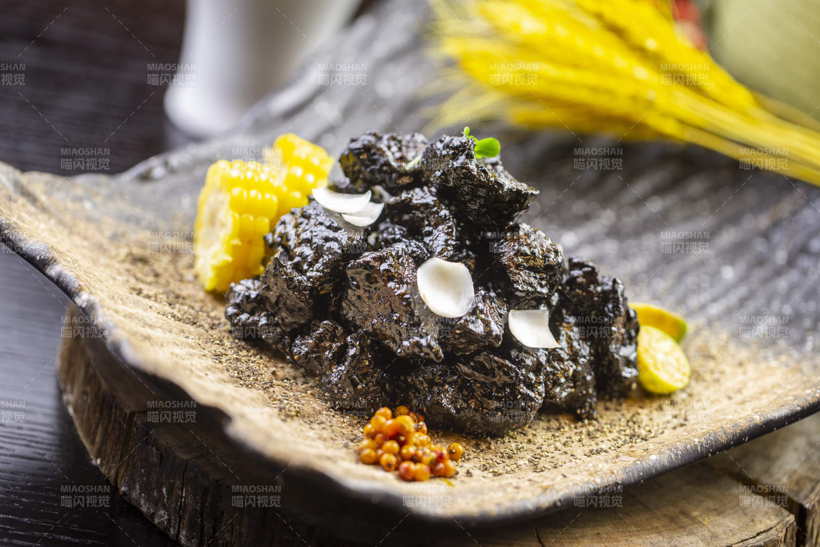 墨魚汁焗牛腩肉配飾食材玉米金桔沙棘果