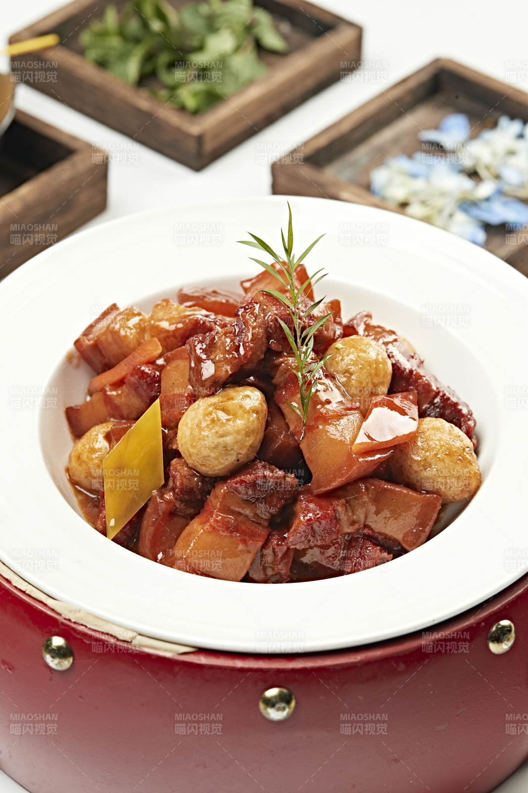 红烧肉炖虎皮鹌鹑蛋