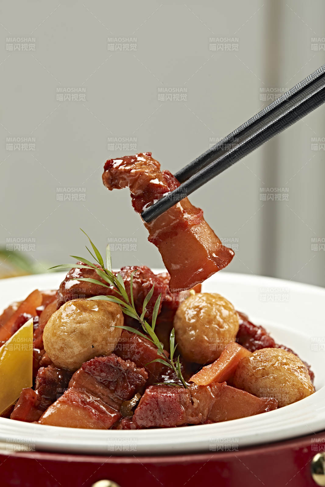 红烧肉炖虎皮鹌鹑蛋