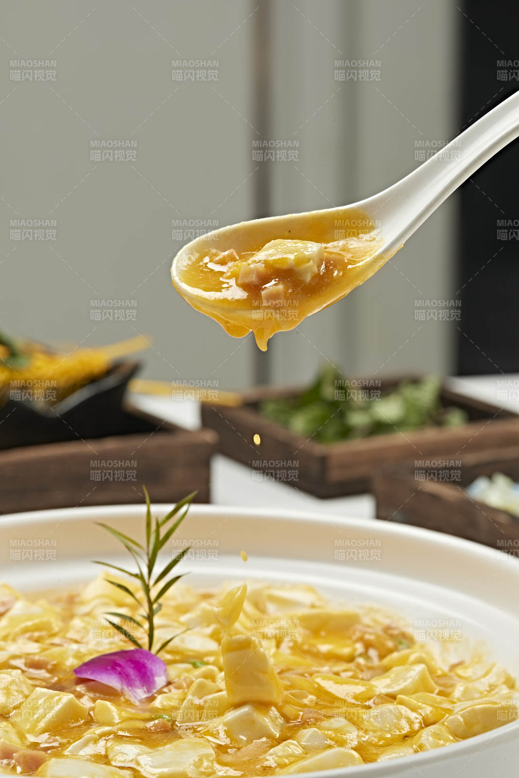 火腿青豆蟹黃釀內脂豆腐-攝影圖