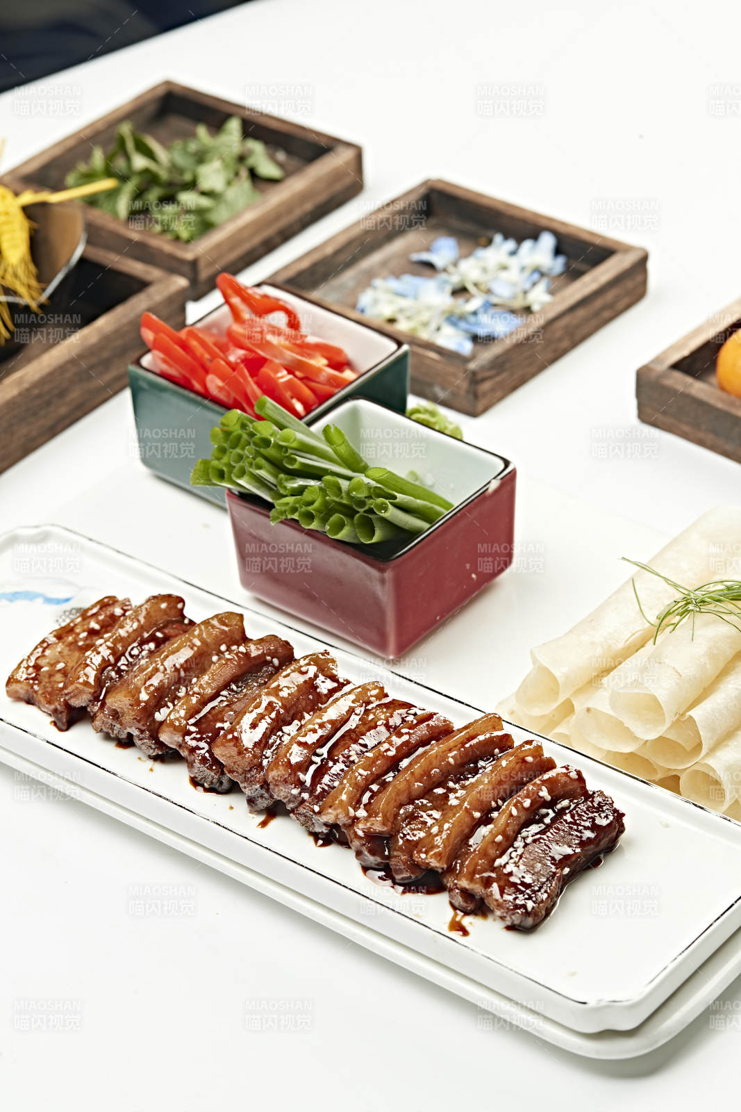 甜蜜先卤后炸五花肉配卷饼