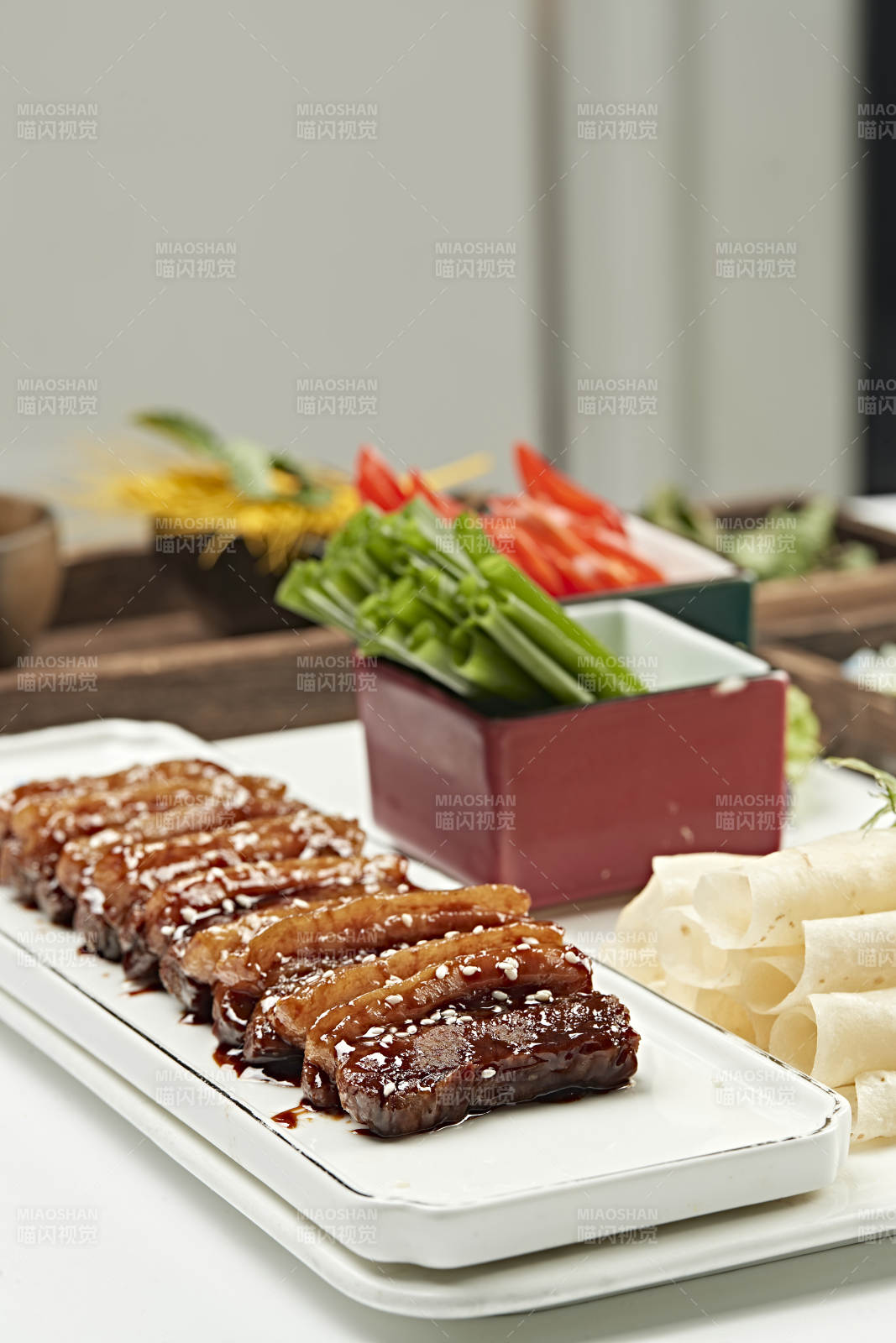 甜蜜先卤后炸五花肉配卷饼