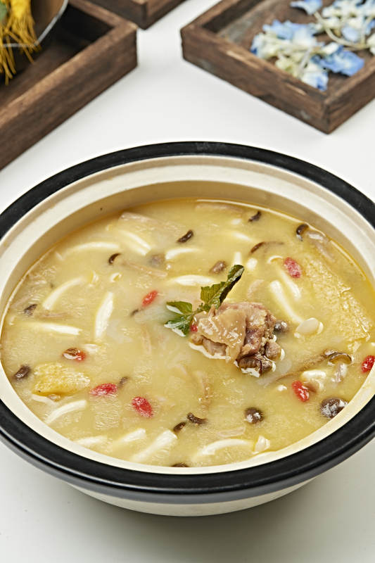 浓汤竹荪杂菌炖柴鸡块