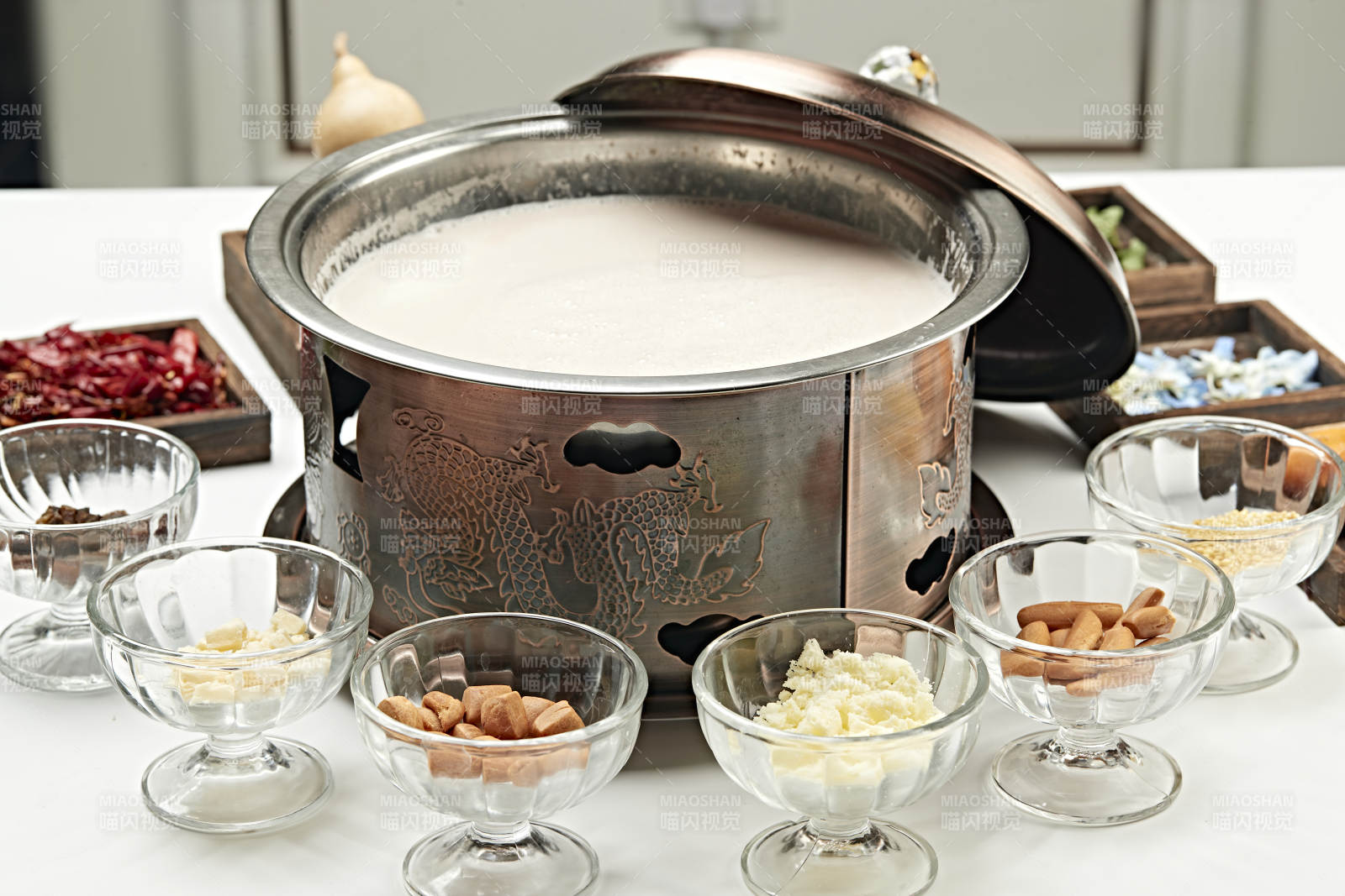 铜锅餐具装的草原炒米炖奶茶
