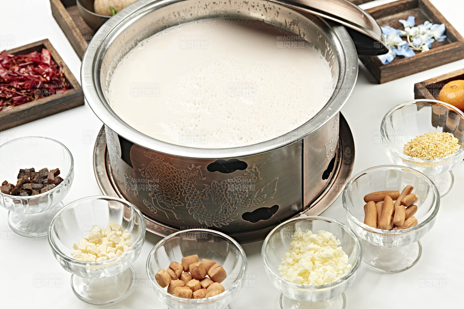 铜锅餐具装的草原炒米炖奶茶