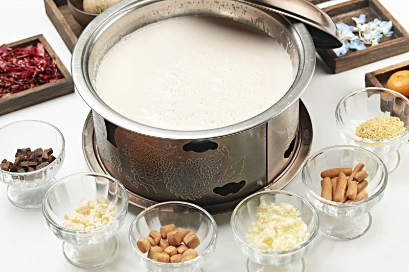 铜锅餐具装的草原炒米炖奶茶