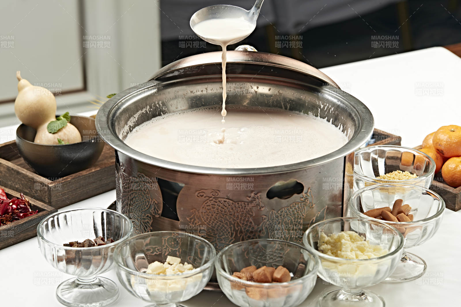 铜锅餐具装的草原炒米炖奶茶