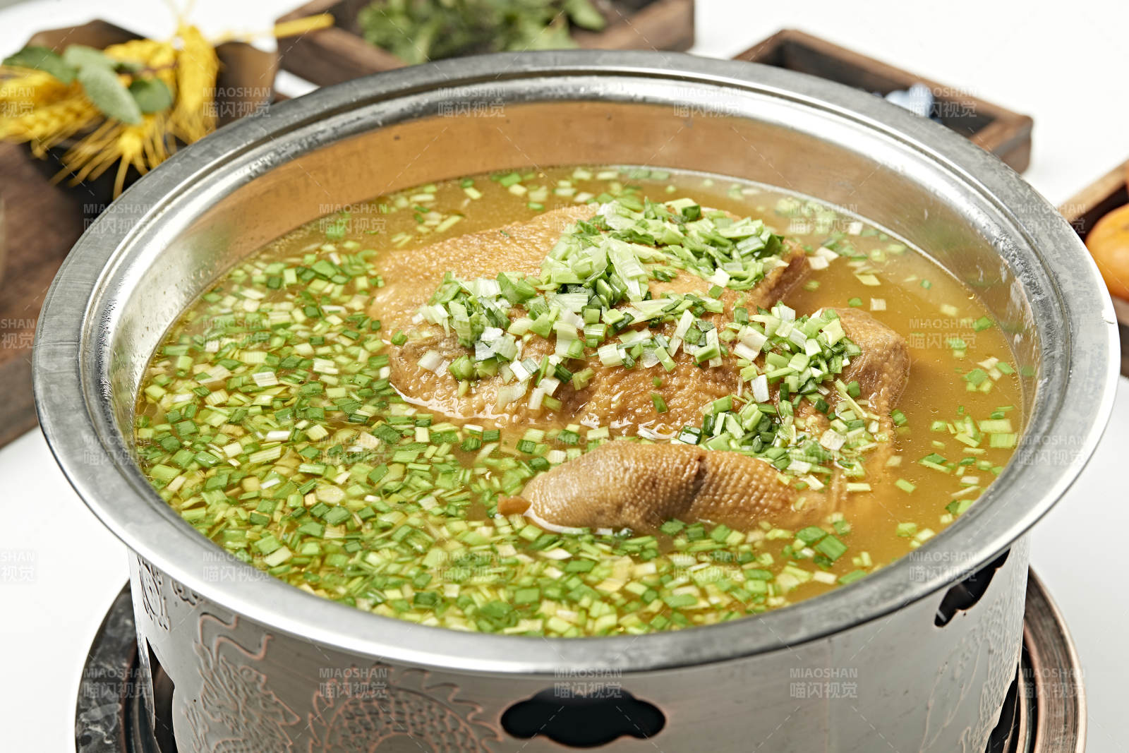 铜锅餐具装的葱香炖煮柴鸡汤