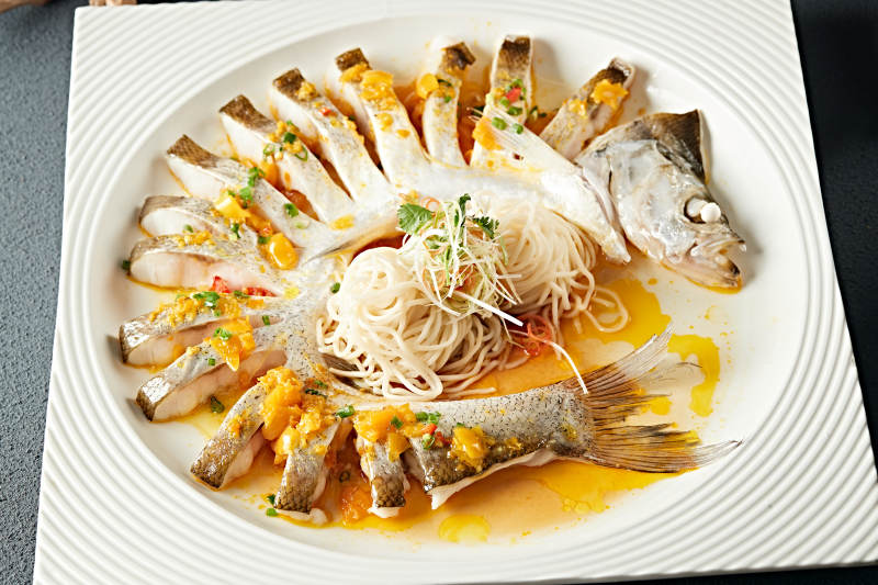 海南灯笼剁椒蒸长江白鱼配挂面