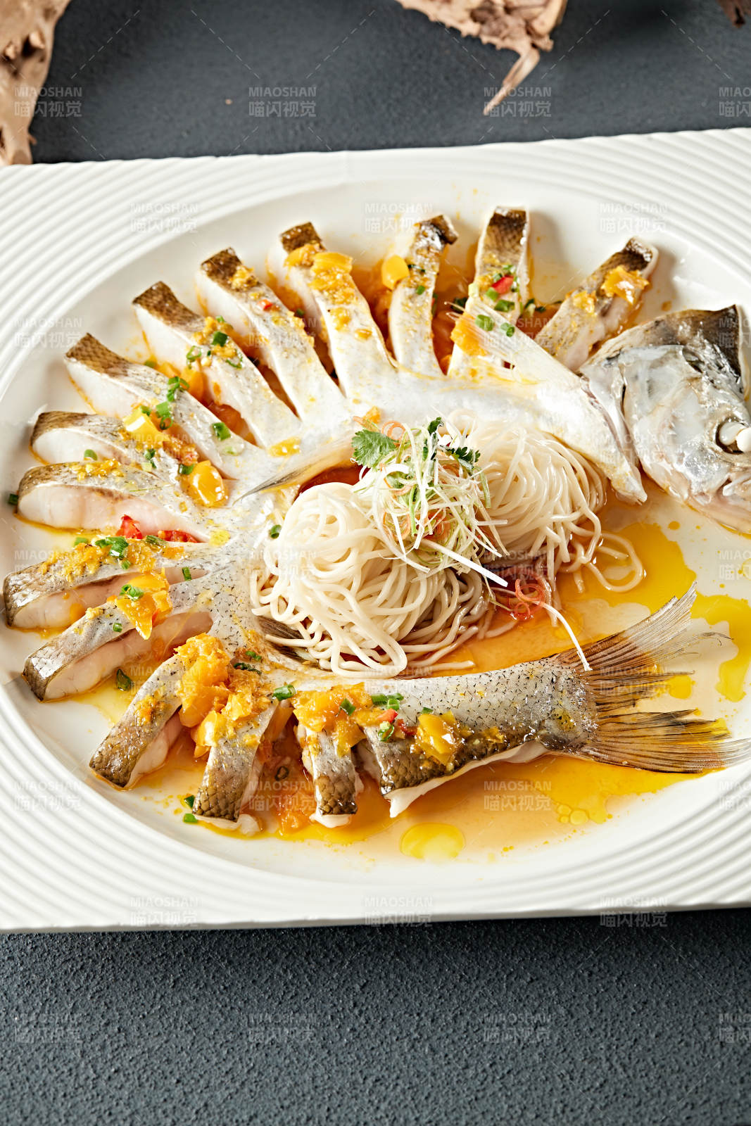 海南燈籠剁椒蒸長江白魚配掛面