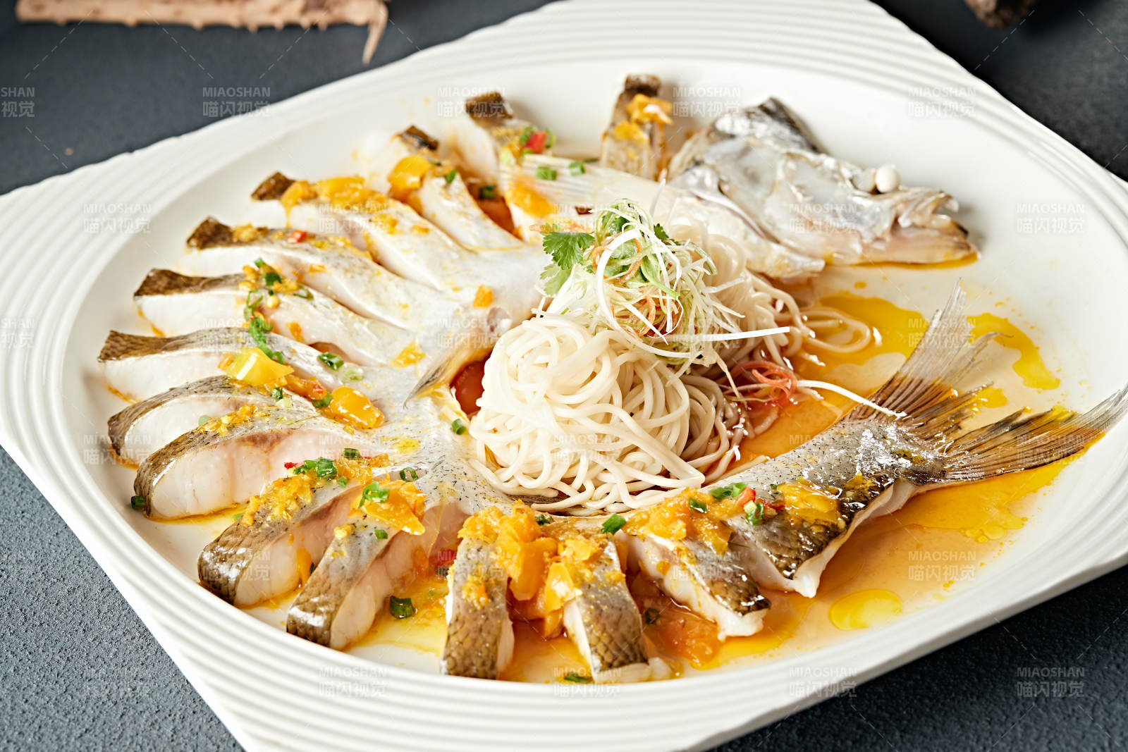 海南灯笼剁椒蒸长江白鱼配挂面