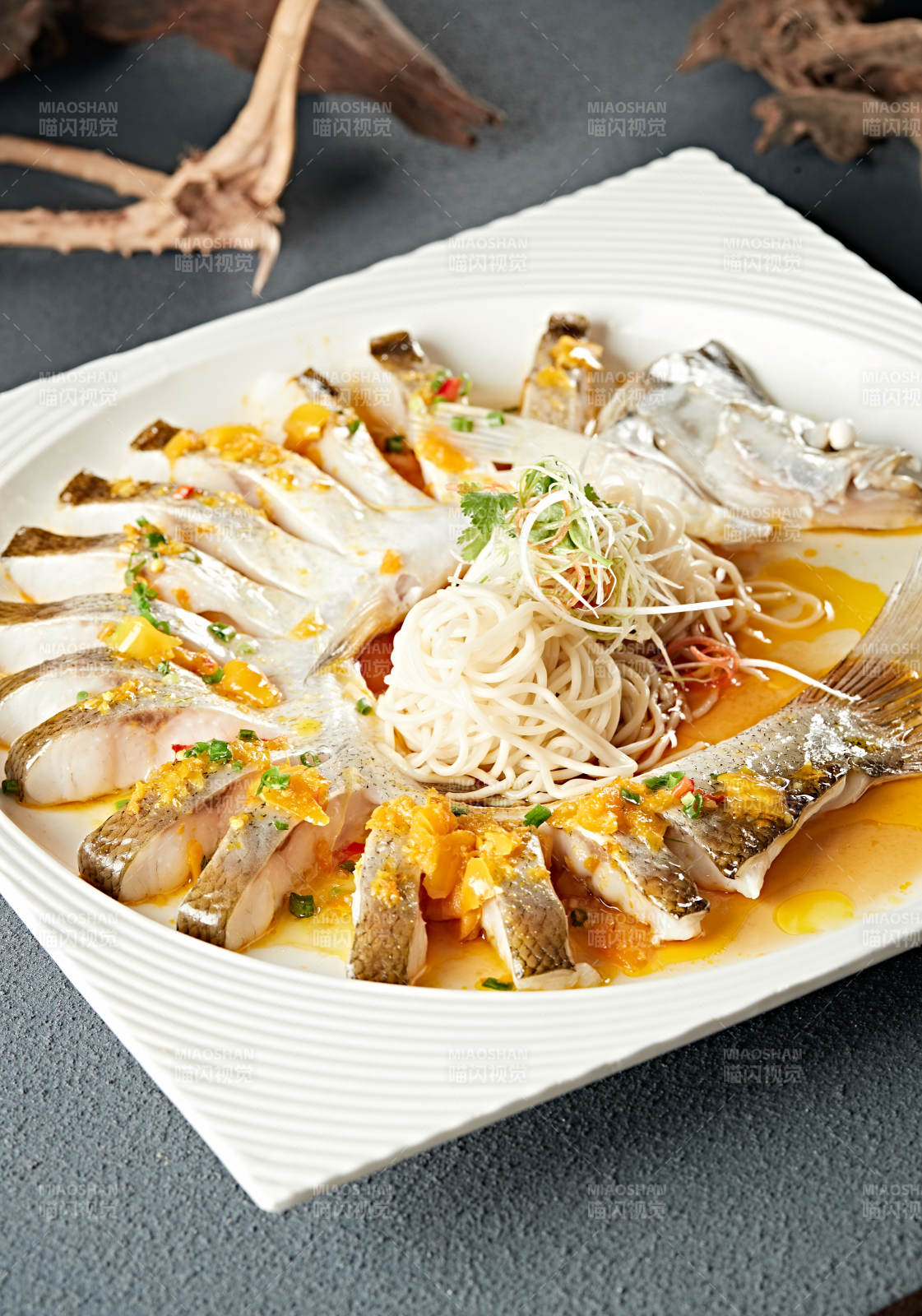 海南燈籠剁椒蒸長江白魚配掛面