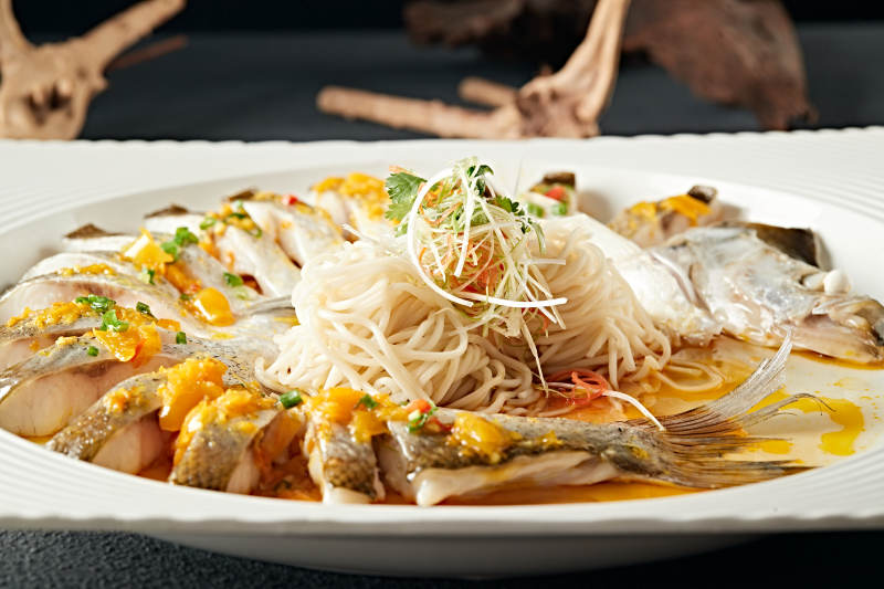 海南灯笼剁椒蒸长江白鱼配挂面