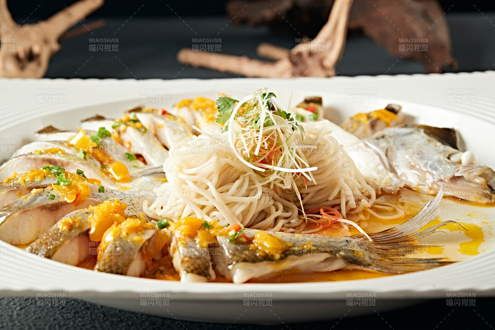 海南灯笼剁椒蒸长江白鱼配挂面