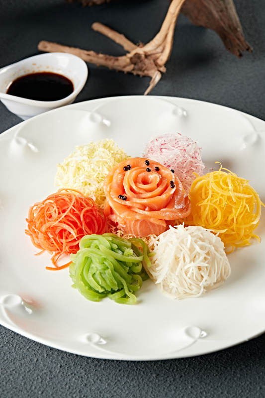 浇汁五色时蔬菜丝拌刺身三文鱼