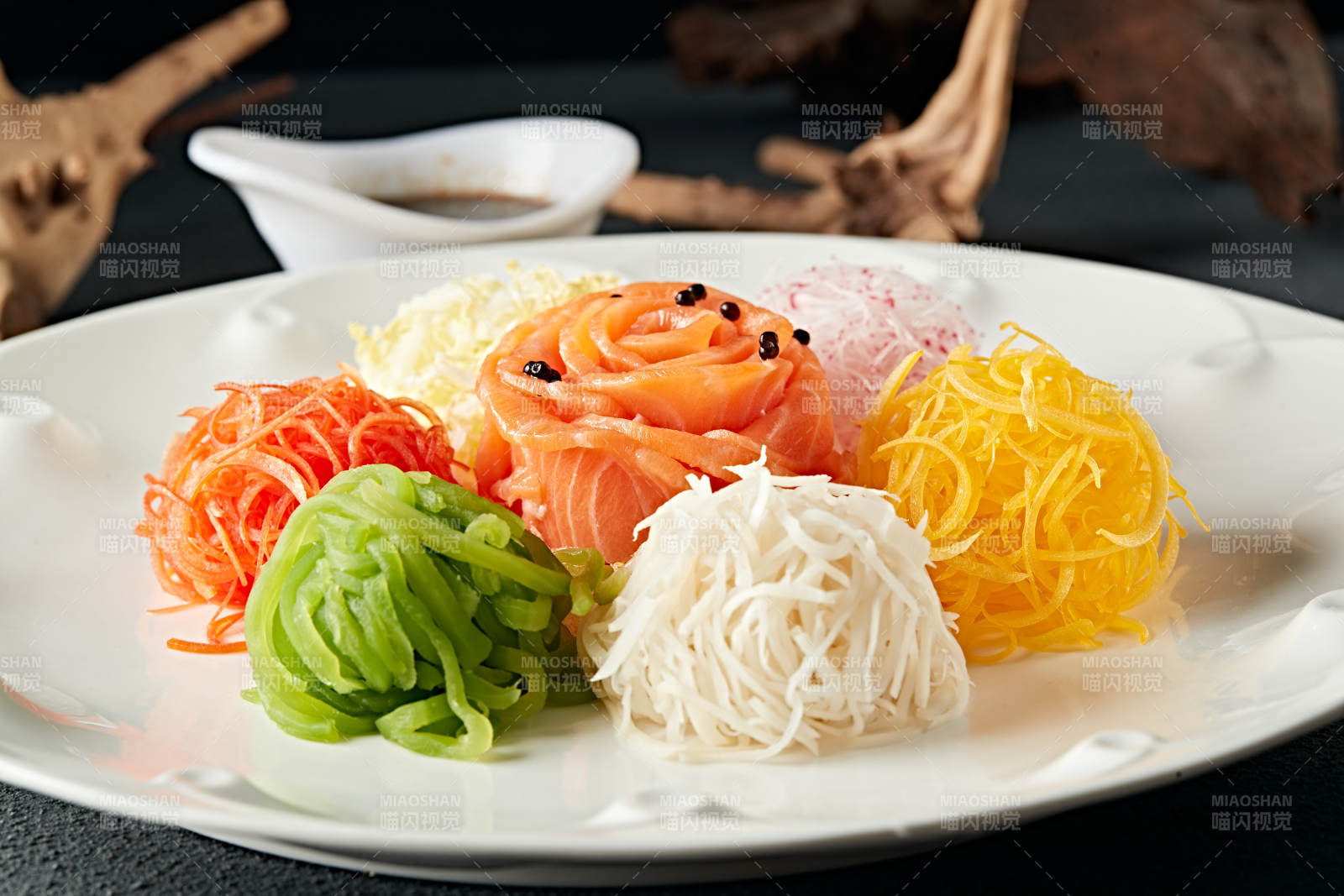 浇汁五色时蔬菜丝拌刺身三文鱼