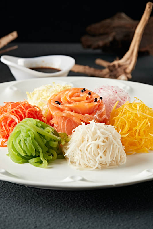 浇汁五色时蔬菜丝拌刺身三文鱼