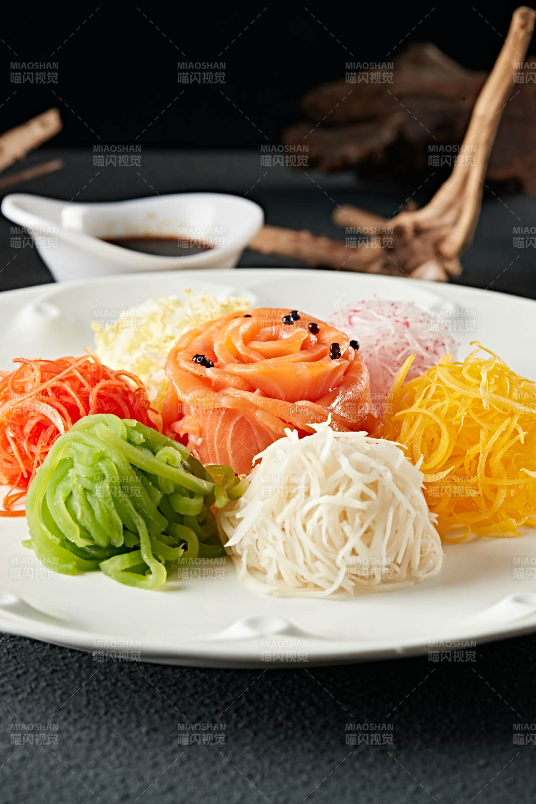 浇汁五色时蔬菜丝拌刺身三文鱼