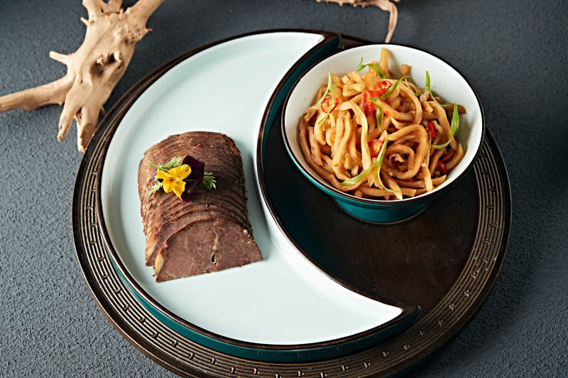 五香酱牛腱切片配腌渍芥菜条