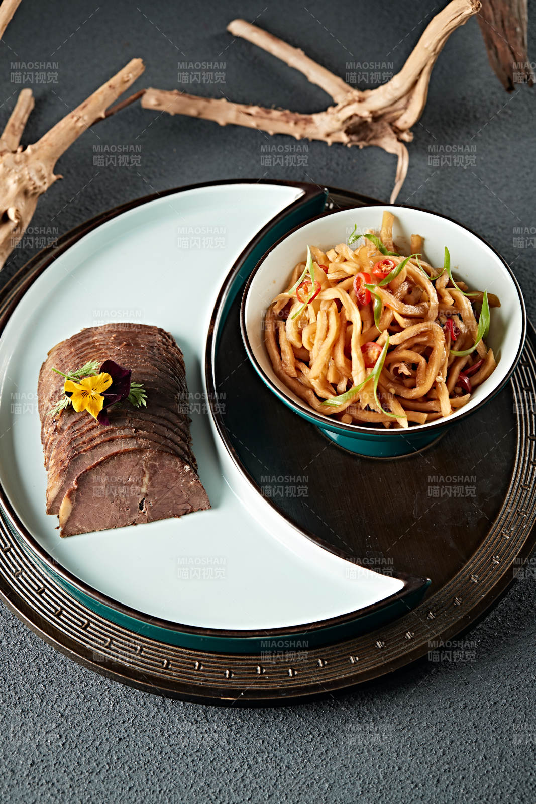 五香醬牛腱切片配腌漬芥菜條