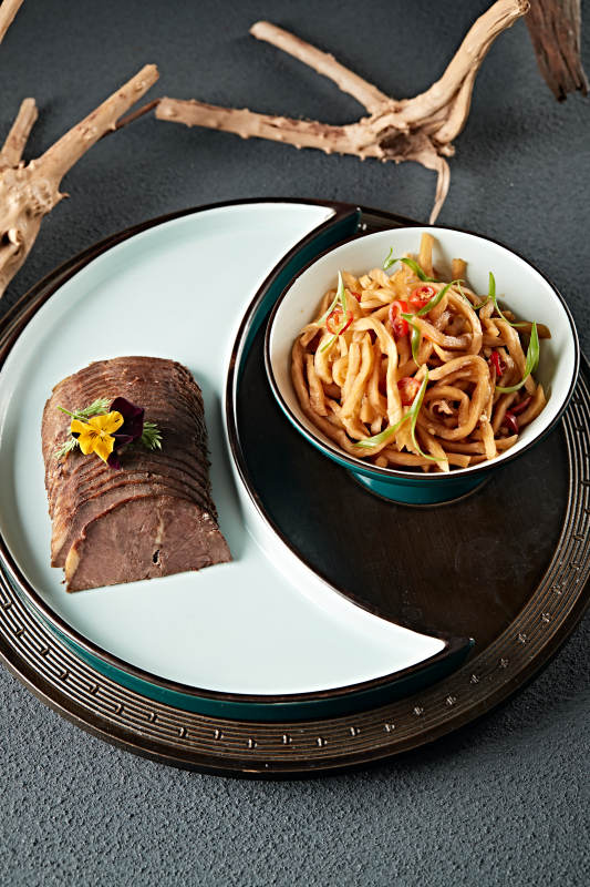 五香酱牛腱切片配腌渍芥菜条