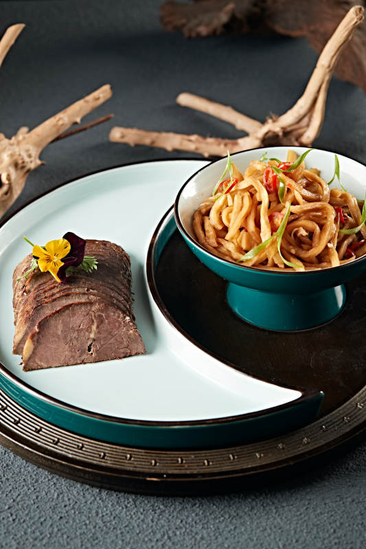 五香酱牛腱切片配腌渍芥菜条