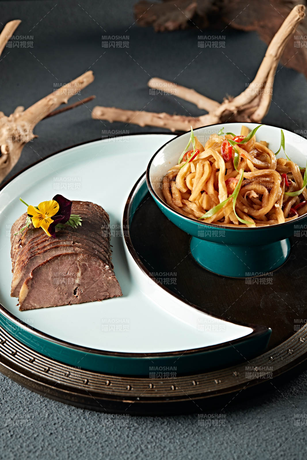 五香醬牛腱切片配腌漬芥菜條