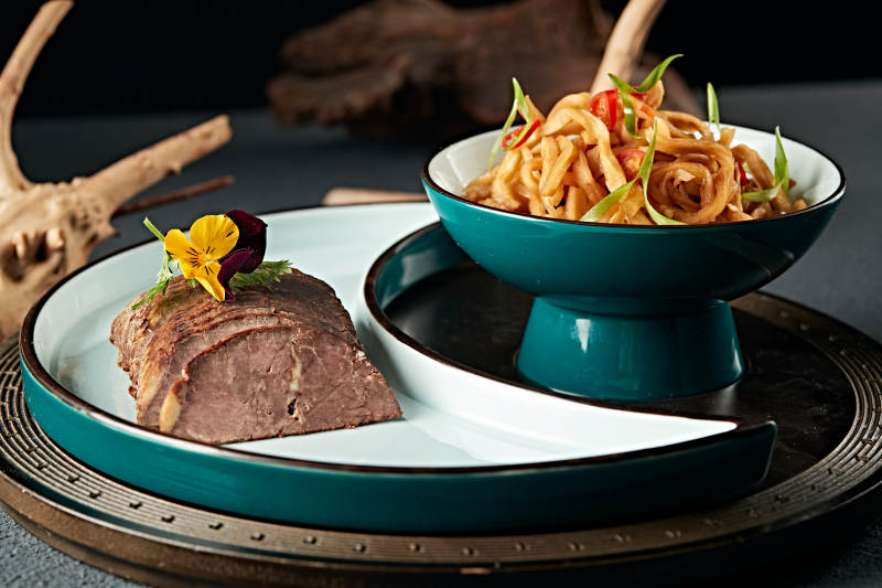 五香酱牛腱切片配腌渍芥菜条