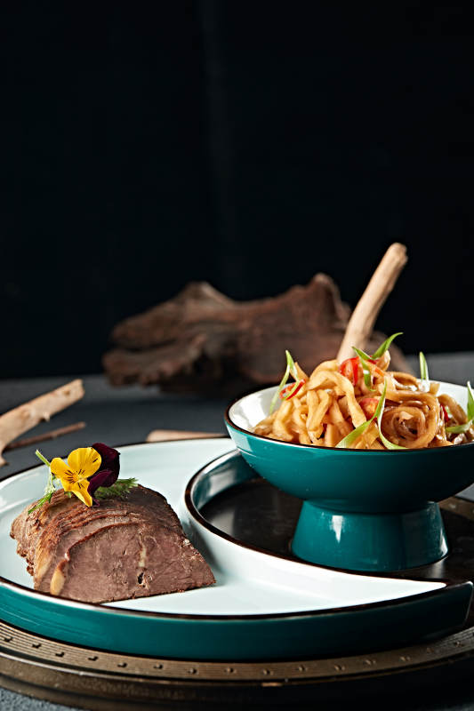 五香酱牛腱切片配腌渍芥菜条