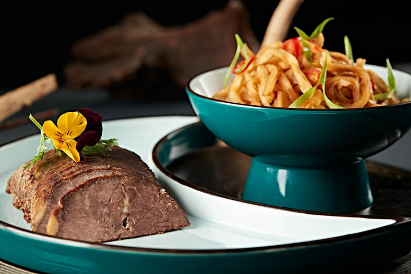 五香酱牛腱切片配腌渍芥菜条